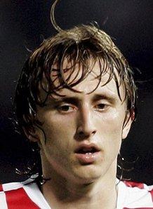 泪目，若塔遗孀被邀请到葡萄牙超级杯现场，全场球迷起立致意