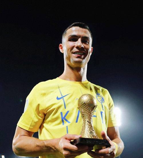 波兰媒体：莱万妻子经常分享跳交际舞的视频，引发了夫妻争吵