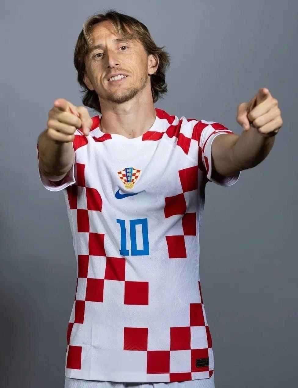 阿斯顿维拉在埃梅里带领下强势冲击英超争冠，与阿森纳激烈争夺榜首。